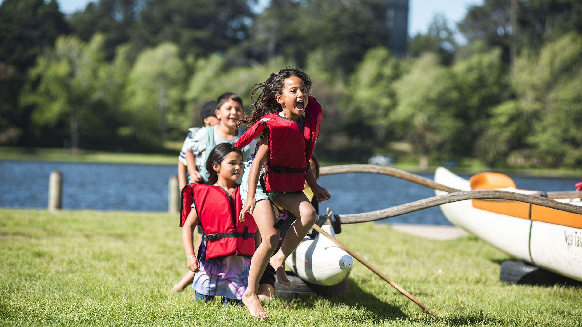 Image - children preparing for waka ama at Lake Karāpiro